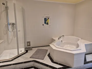 Hauptbad mit Dusche und Wanne