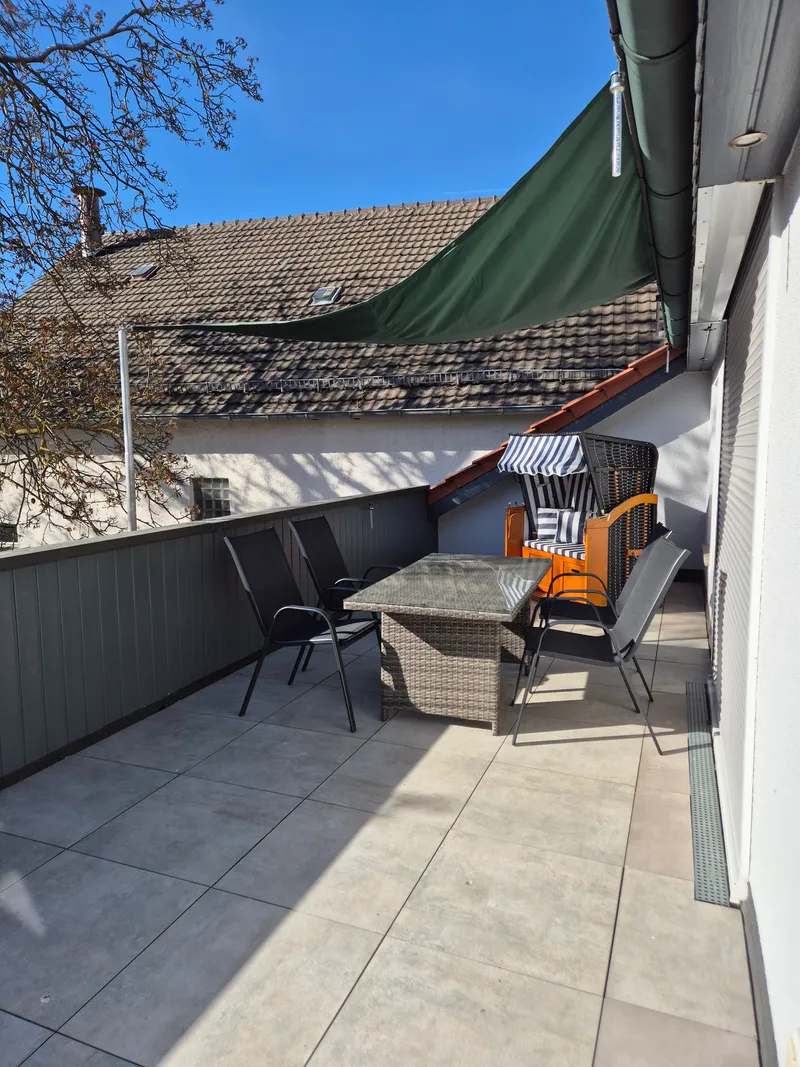 Dachterrasse mit Sonnensegel und Loungeecke